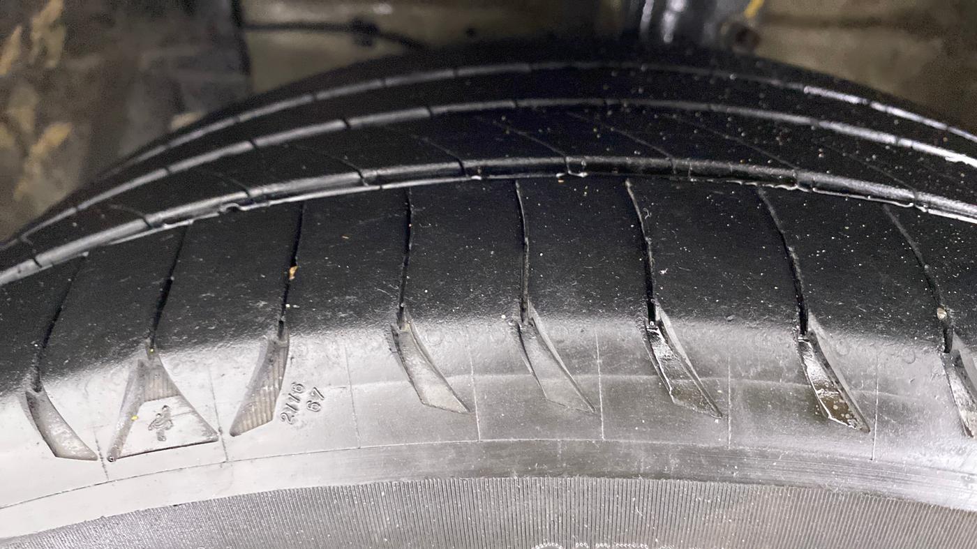 2021 Maruti Ciaz ALPHA 1.5 AT SHVS, Petrol, Automatic, 80,414 km, Left Front Tyre Tread