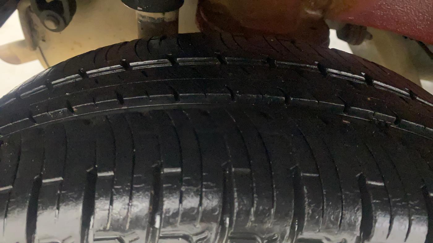 2018 Mahindra KUV 100 NXT K4+ P 6 STR, Petrol, Manual, 15,959 km, Right Rear Tyre Tread