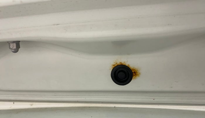 2015 Maruti Swift VXI, Petrol, Manual, 60,440 km, Dicky (Boot door) - Minor rust Inside Panel