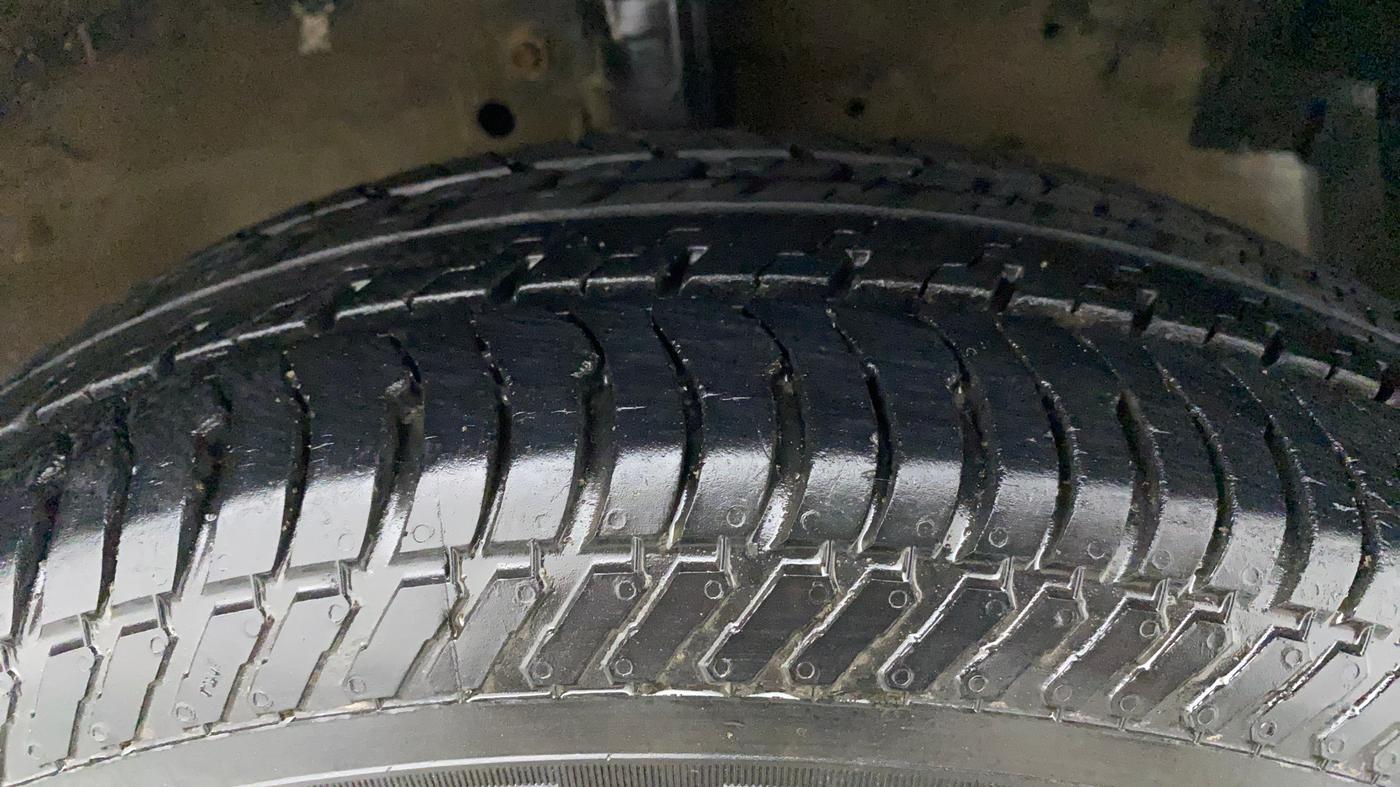 2015 Maruti Swift VXI, Petrol, Manual, 60,440 km, Right Front Tyre Tread