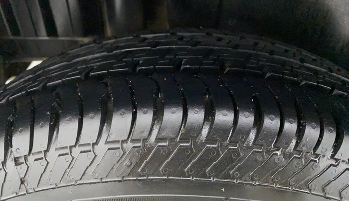 2015 Maruti Swift VXI, Petrol, Manual, 60,440 km, Right Rear Tyre Tread