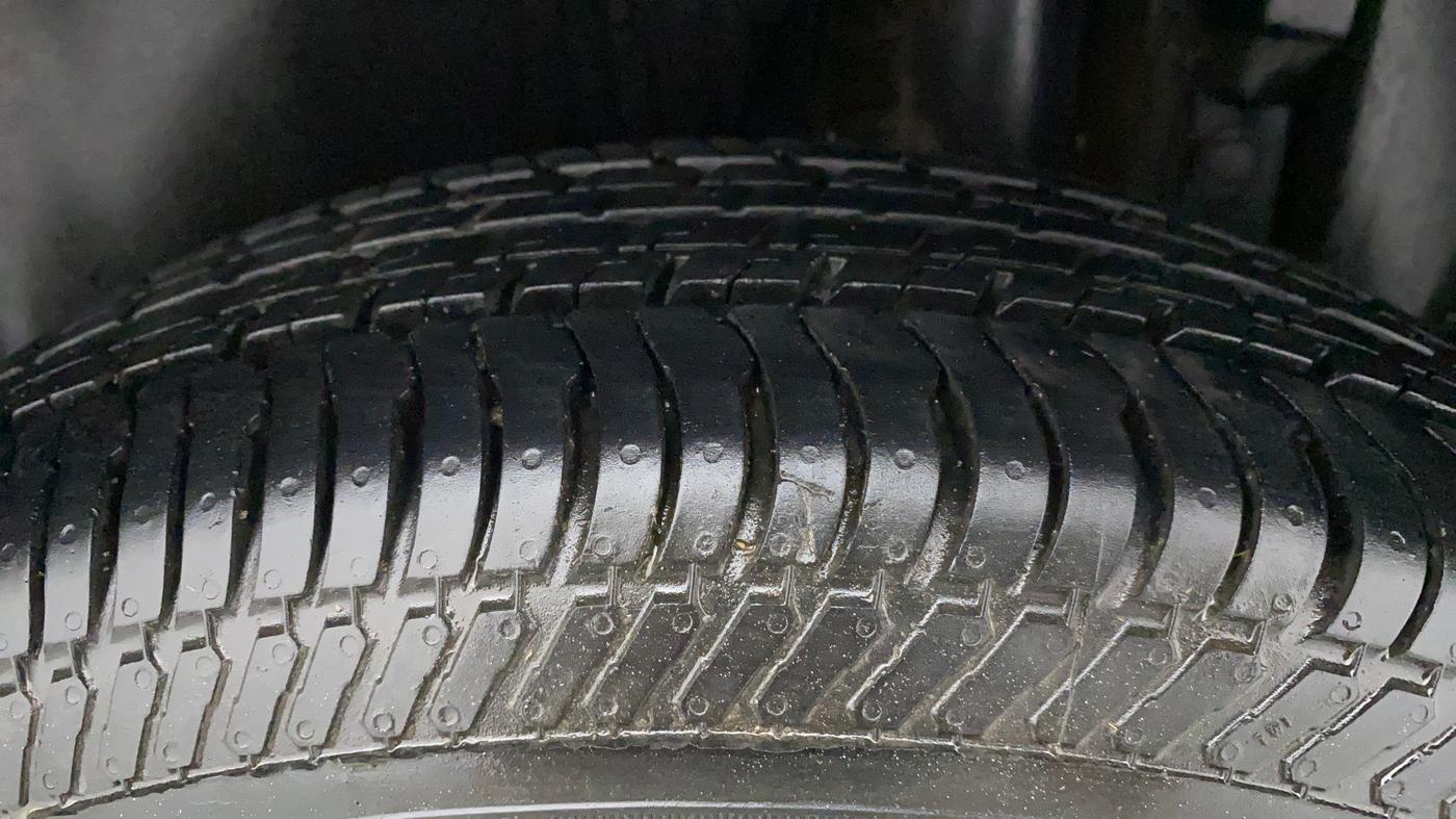 2015 Maruti Swift VXI, Petrol, Manual, 60,440 km, Left Rear Tyre Tread