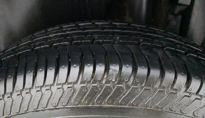 2015 Maruti Swift VXI, Petrol, Manual, 60,440 km, Left Rear Tyre Tread