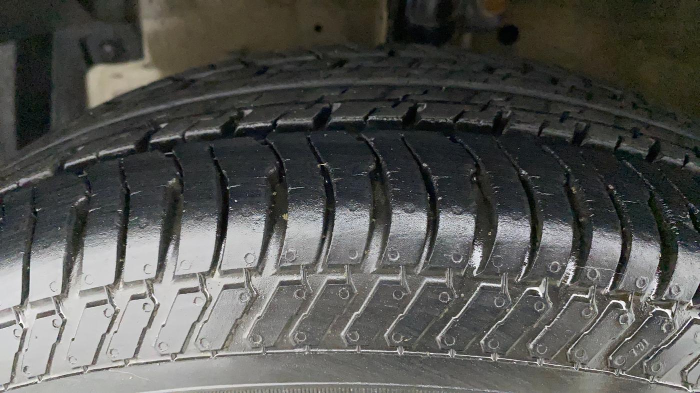 2015 Maruti Swift VXI, Petrol, Manual, 60,440 km, Left Front Tyre Tread