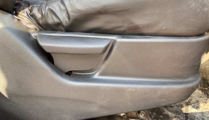 2016 Hyundai Eon ERA +, Petrol, Manual, 1,11,902 km, Driver Side Adjustment Panel