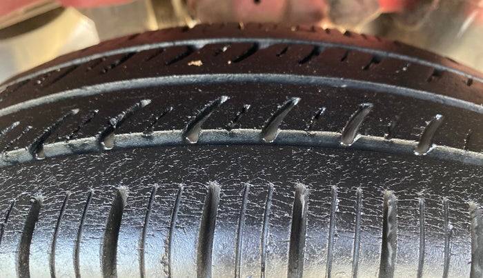 2016 Hyundai Eon ERA +, Petrol, Manual, 1,11,902 km, Left Rear Tyre Tread