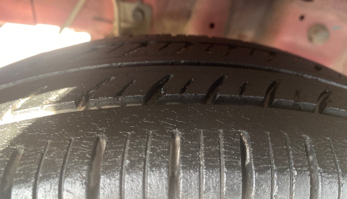 2016 Hyundai Eon ERA +, Petrol, Manual, 1,11,902 km, Right Rear Tyre Tread