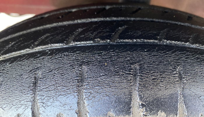 2016 Hyundai Eon ERA +, Petrol, Manual, 1,11,902 km, Left Front Tyre Tread