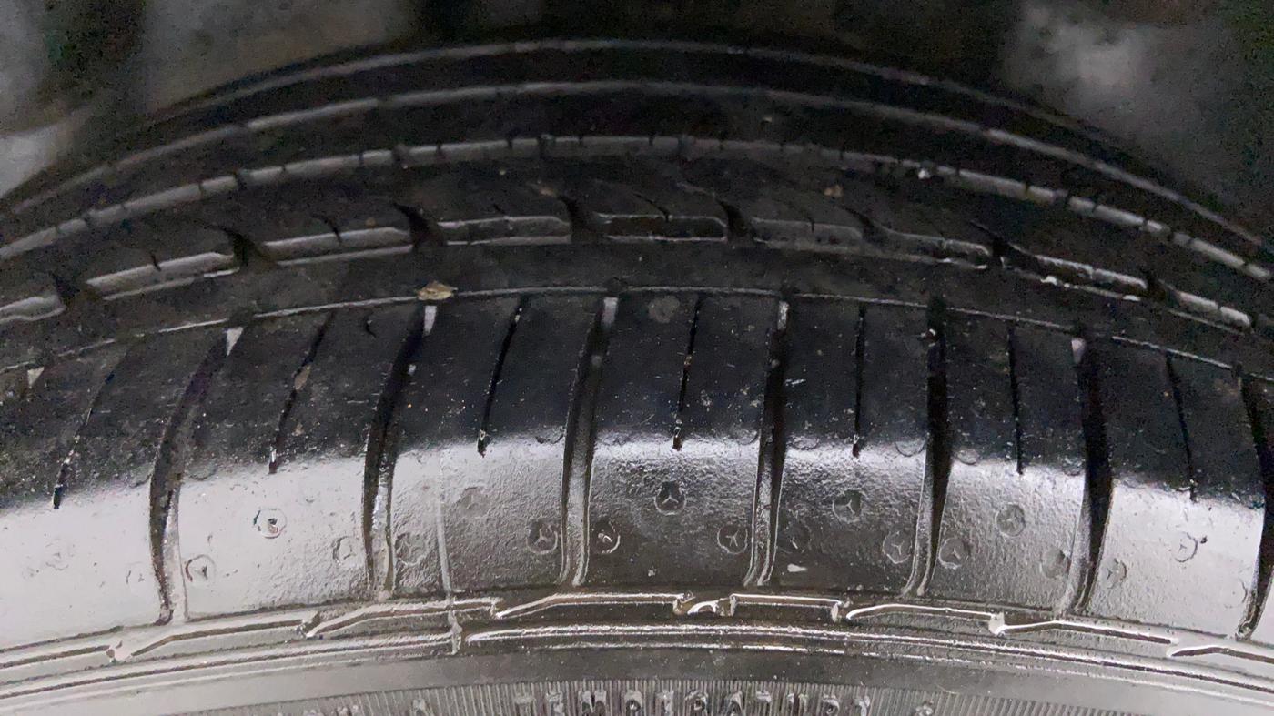 2018 Volkswagen Polo HIGH LINE PLUS 1.0, Petrol, Manual, 32,263 km, Right Front Tyre Tread