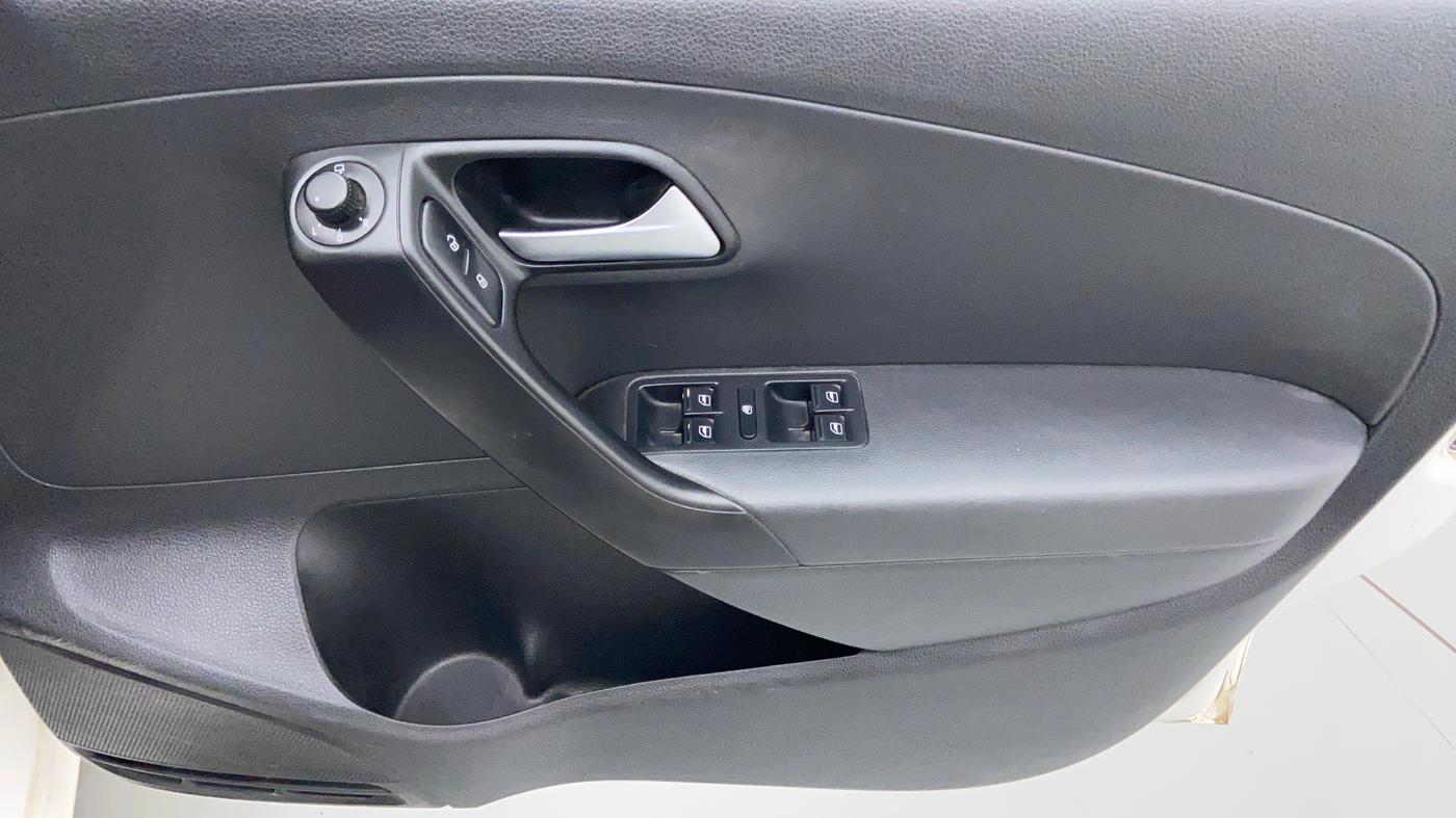 2018 Volkswagen Polo HIGH LINE PLUS 1.0, Petrol, Manual, 32,263 km, Driver Side Door Panels Control