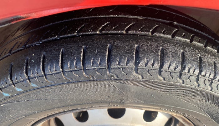 2014 Hyundai Eon ERA +, Petrol, Manual, 1,10,558 km, Right Front Tyre Tread