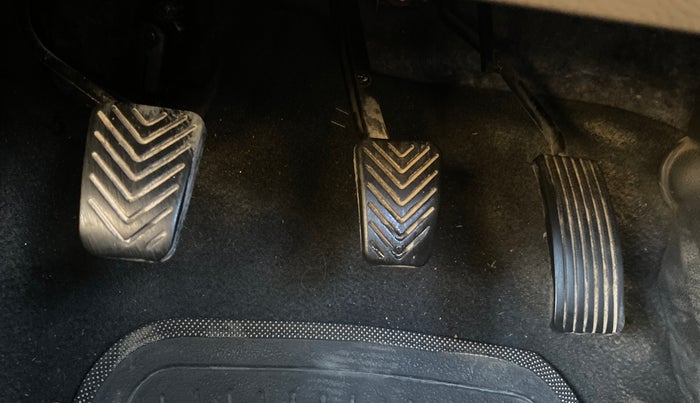 2014 Hyundai Eon ERA +, Petrol, Manual, 1,10,558 km, Pedals