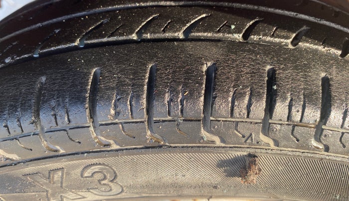 2014 Hyundai Eon ERA +, Petrol, Manual, 1,10,558 km, Right Rear Tyre Tread