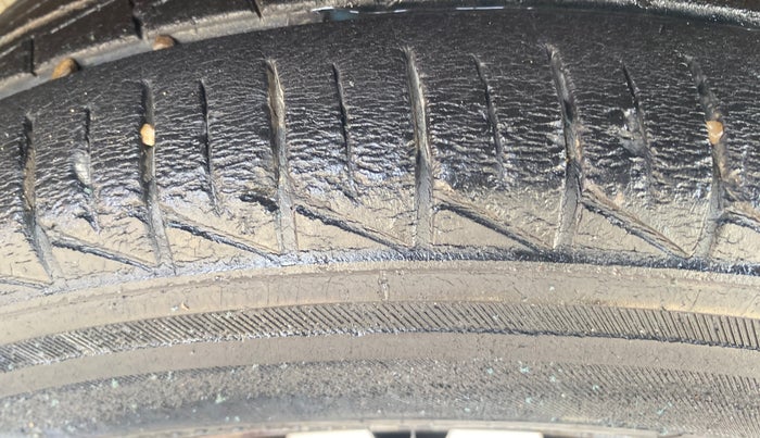 2014 Hyundai Eon ERA +, Petrol, Manual, 1,10,558 km, Left Rear Tyre Tread