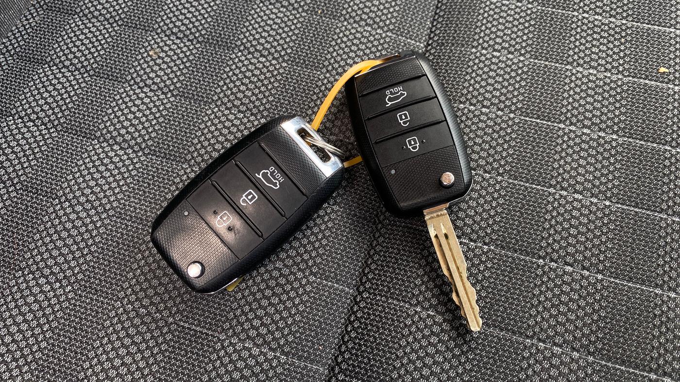 2021 KIA SONET HTK PLUS 1.0 IMT, Petrol, Manual, 23,368 km, Key Close Up