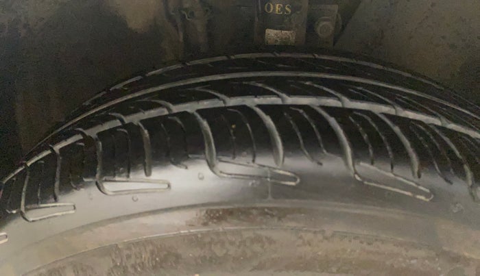 2014 Volkswagen Vento HIGHLINE PETROL AT, Petrol, Automatic, 31,816 km, Right Front Tyre Tread