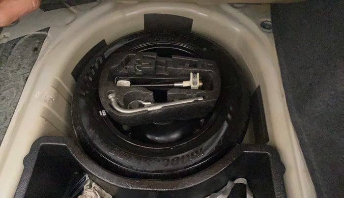 2014 Volkswagen Vento HIGHLINE PETROL AT, Petrol, Automatic, 31,816 km, Spare Tyre