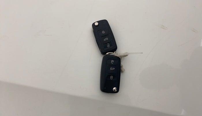 2014 Volkswagen Vento HIGHLINE PETROL AT, Petrol, Automatic, 31,816 km, Key Close Up