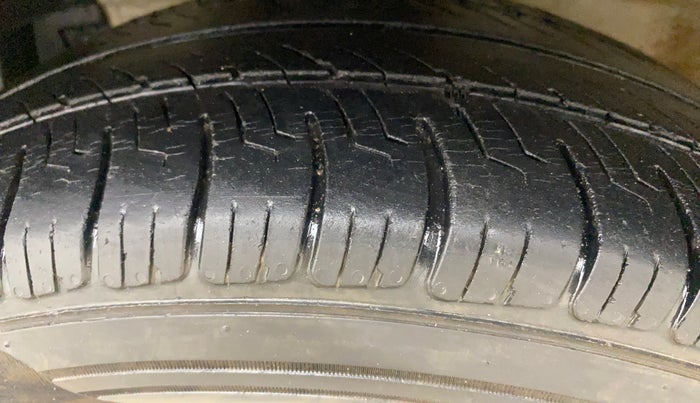 2014 Maruti Swift Dzire ZDI, Diesel, Manual, 1,11,274 km, Left Front Tyre Tread