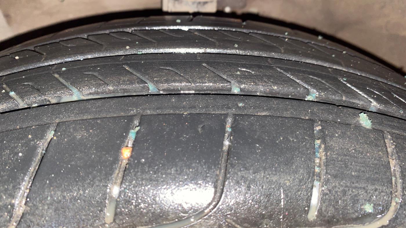 2015 Maruti Ciaz VDI SHVS, Diesel, Manual, 97,225 km, Left Front Tyre Tread