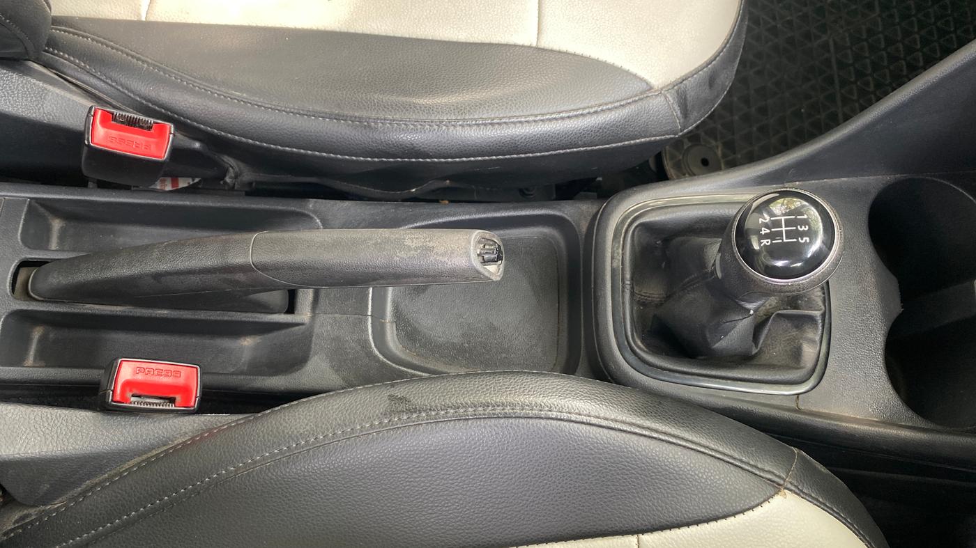 2018 Volkswagen Ameo COMFORTLINE 1.0L, Petrol, Manual, 45,251 km, Gear Lever
