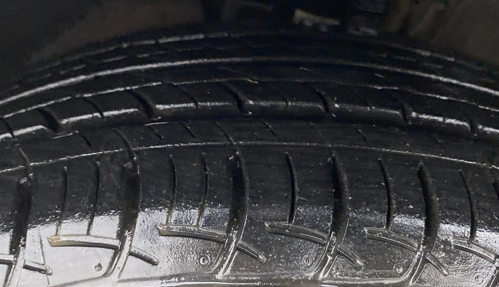 2012 Skoda Rapid 1.6 TDI MT AMBITION, Diesel, Manual, 51,366 km, Left Front Tyre Tread