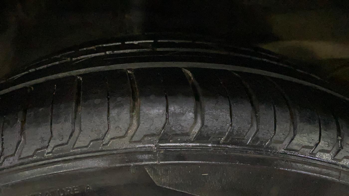2022 Hyundai NEW I20 ASTA (O) 1.2 AT, Petrol, Automatic, 13,105 km, Right Rear Tyre Tread