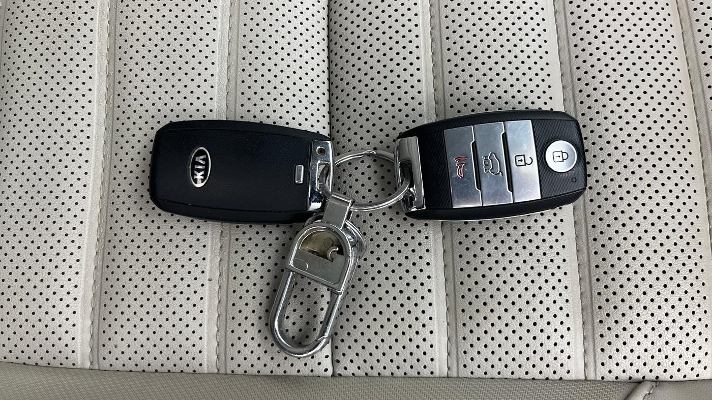 2020 KIA SELTOS GTX PLUS DCT 1.4 PETROL, Petrol, Automatic, 1,04,512 km, Key Close Up