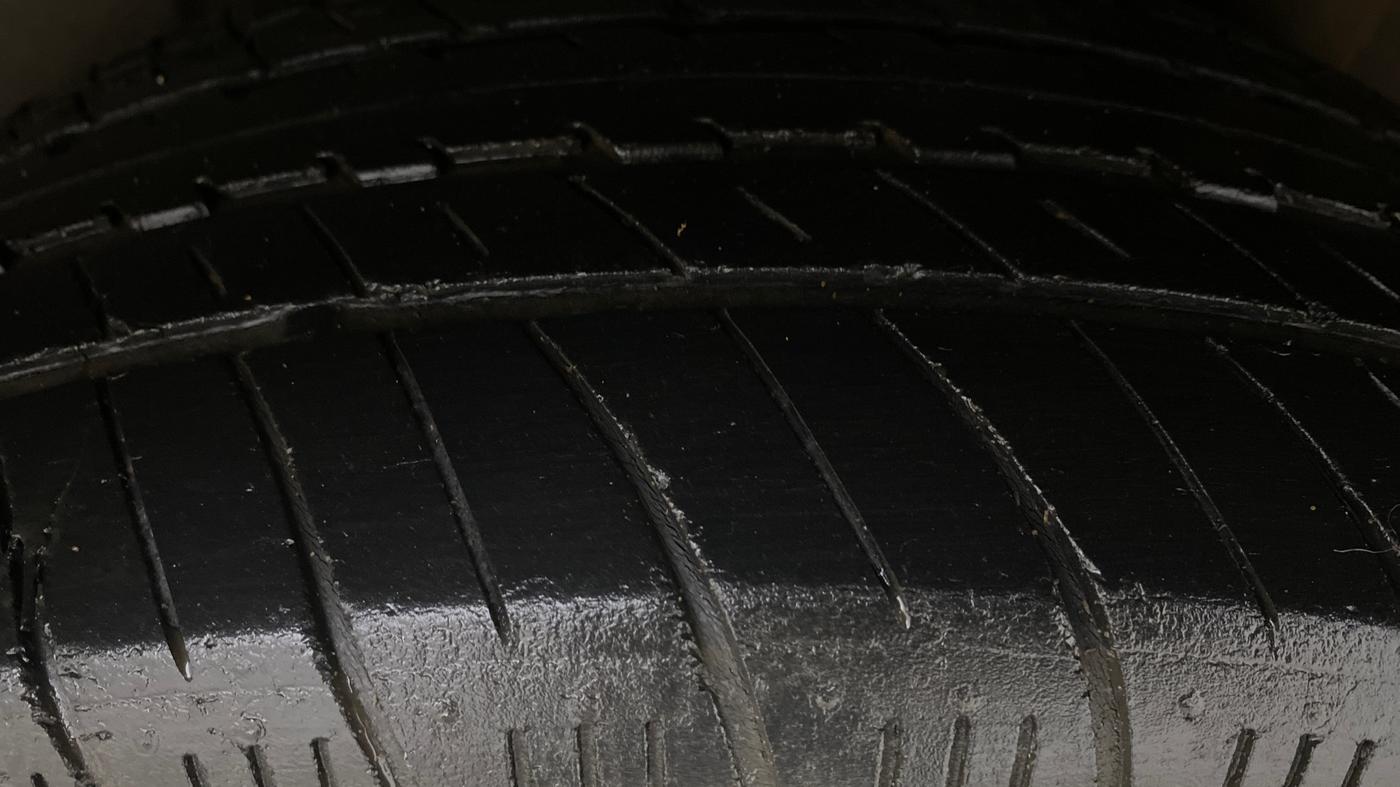 2013 Maruti SX4 ZXI, Petrol, Manual, 1,00,645 km, Left Rear Tyre Tread
