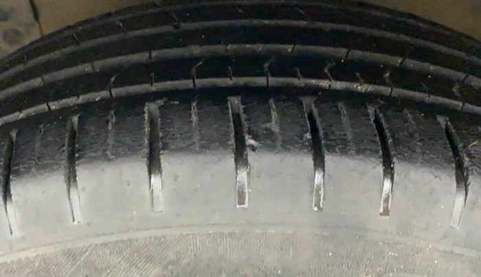 2018 Maruti Ciaz ALPHA  AT 1.5 SHVS PETROL, Petrol, Automatic, 80,362 km, Left Front Tyre Tread