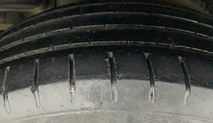 2018 Maruti Ciaz ALPHA  AT 1.5 SHVS PETROL, Petrol, Automatic, 80,362 km, Right Rear Tyre Tread