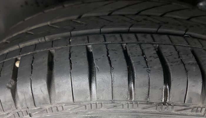2014 Maruti Swift ZDI, Diesel, Manual, 28,066 km, Left Rear Tyre Tread