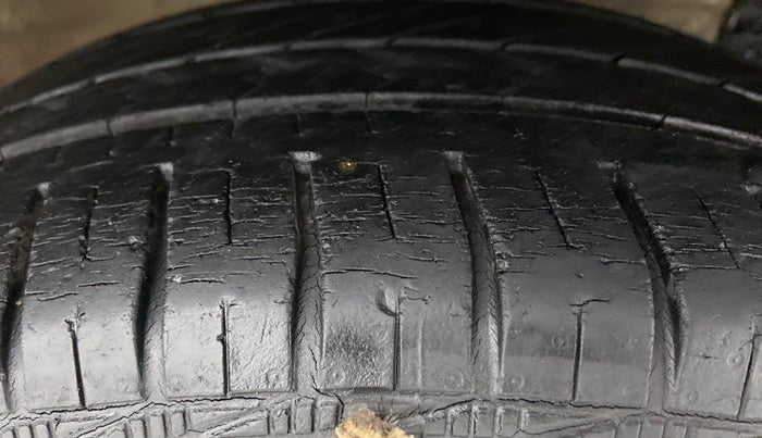 2014 Maruti Swift ZDI, Diesel, Manual, 28,066 km, Right Front Tyre Tread
