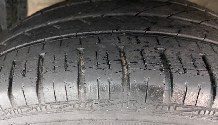 2014 Maruti Swift ZDI, Diesel, Manual, 28,066 km, Left Front Tyre Tread