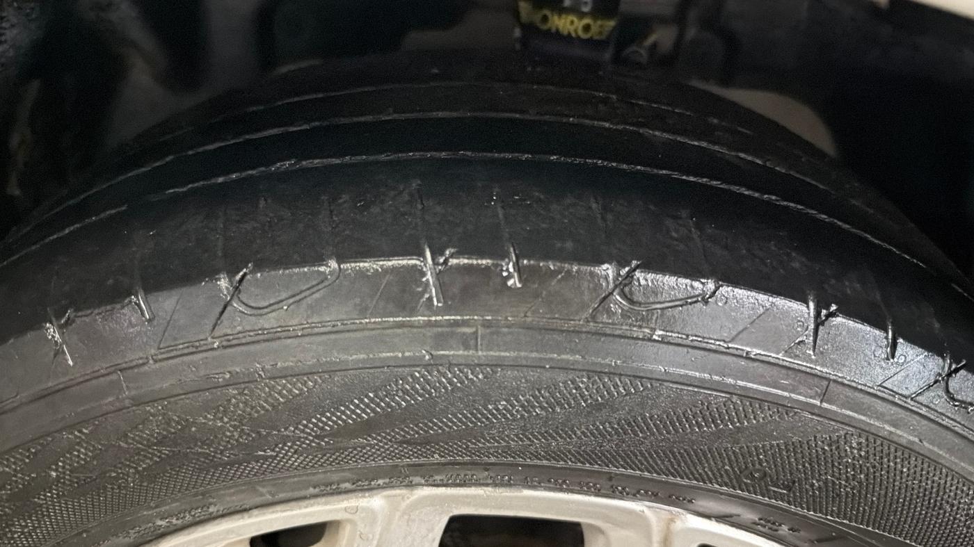2014 Ford Ecosport TITANIUM 1.5L PETROL AT, CNG, Automatic, 1,19,814 km, Left Front Tyre Tread