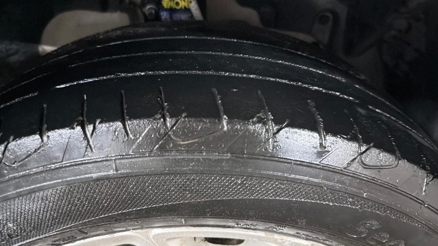 2014 Ford Ecosport TITANIUM 1.5L PETROL AT, CNG, Automatic, 1,19,814 km, Right Front Tyre Tread