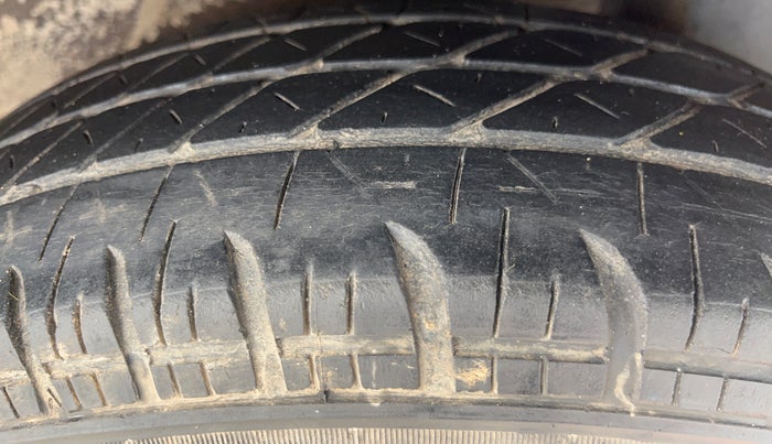2014 Maruti Ritz VXI, Petrol, Manual, 73,204 km, Left Rear Tyre Tread