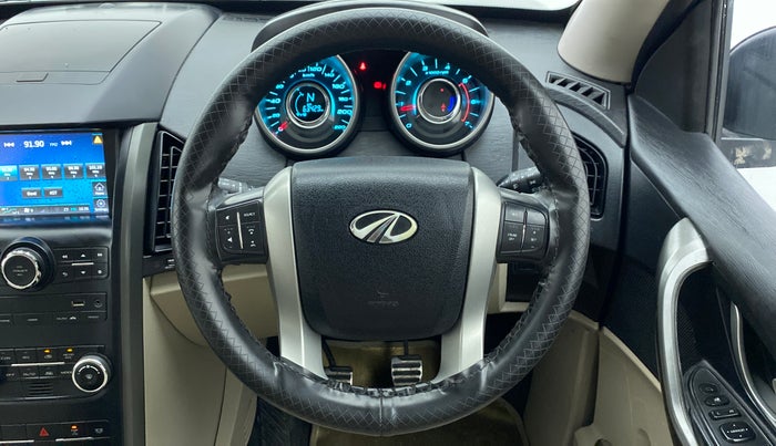 2017 Mahindra XUV500 W10 FWD, Diesel, Manual, 63,306 km, Steering Wheel Close Up