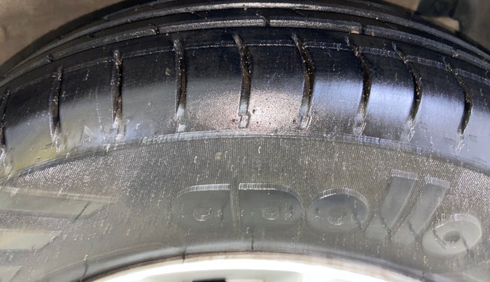 2017 Maruti Swift LXI (O), Petrol, Manual, 66,537 km, Right Front Tyre Tread