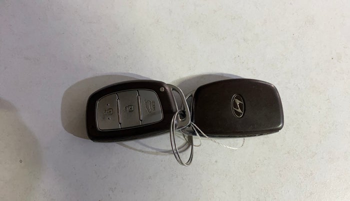 2016 Hyundai Creta SX PLUS AT 1.6 PETROL, Petrol, Automatic, 1,19,342 km, Key Close Up