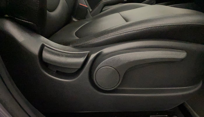 2016 Hyundai Creta SX PLUS AT 1.6 PETROL, Petrol, Automatic, 1,19,342 km, Driver Side Adjustment Panel