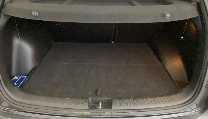 2016 Hyundai Creta SX PLUS AT 1.6 PETROL, Petrol, Automatic, 1,19,342 km, Boot Inside