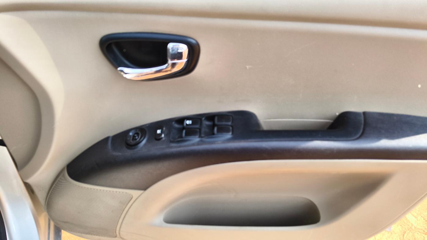 2013 Hyundai i10 SPORTZ 1.2 AT, Petrol, Automatic, 70,543 km, Driver Side Door Panels Control