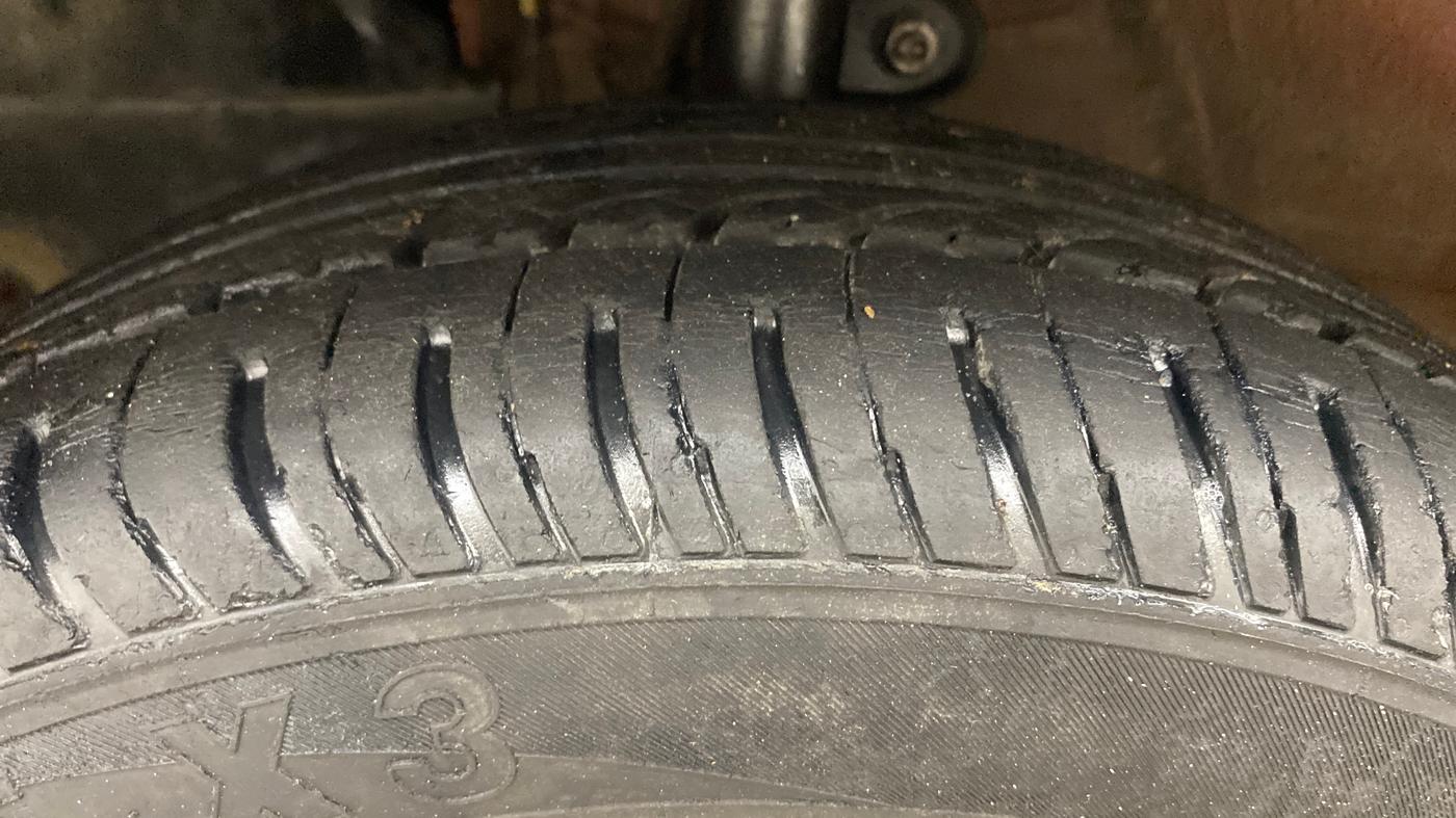 2016 Mahindra Kuv100 K4 PLUS D 6 STR, Diesel, Manual, 72,494 km, Left Front Tyre Tread