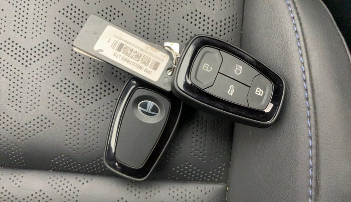 2024 Tata ALTROZ XZ Plus (S) Dark Edition, Petrol, Manual, 14,856 km, Key Close Up