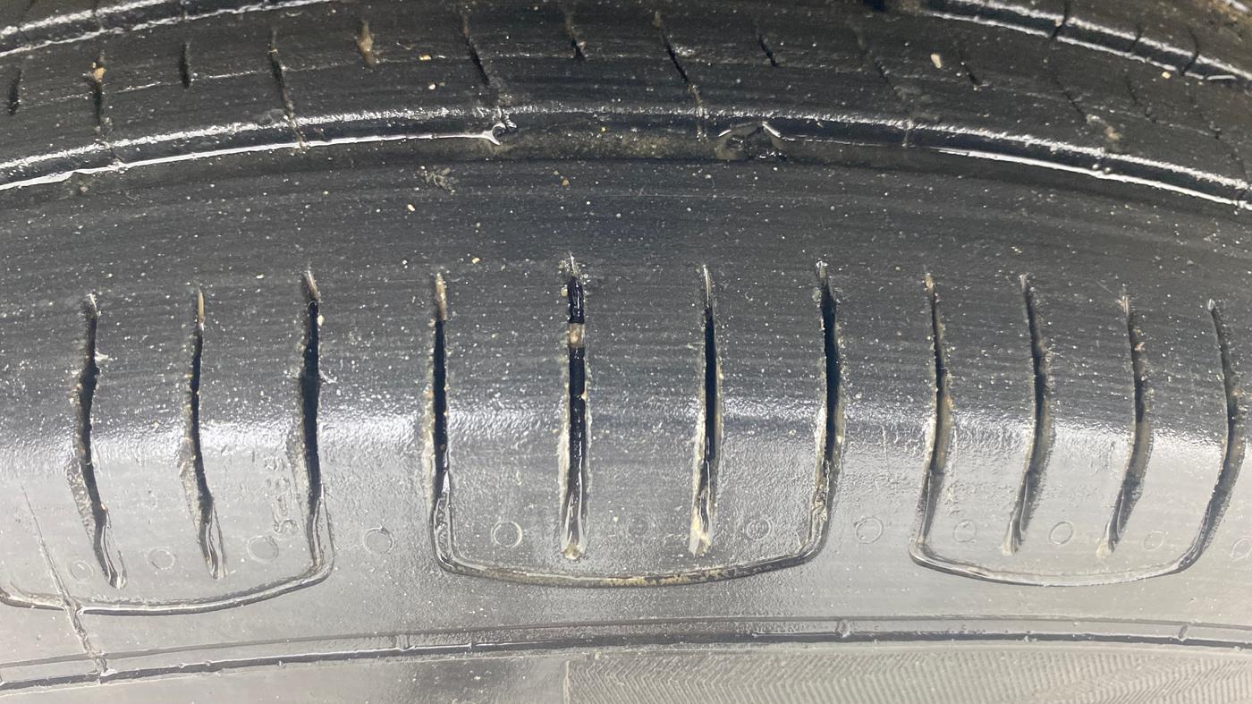 2014 Maruti Swift Dzire VXI, Petrol, Manual, 50,672 km, Left Front Tyre Tread