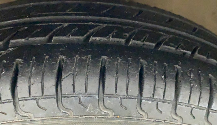 2016 Maruti Alto 800 LXI, Petrol, Manual, 34,615 km, Left Front Tyre Tread