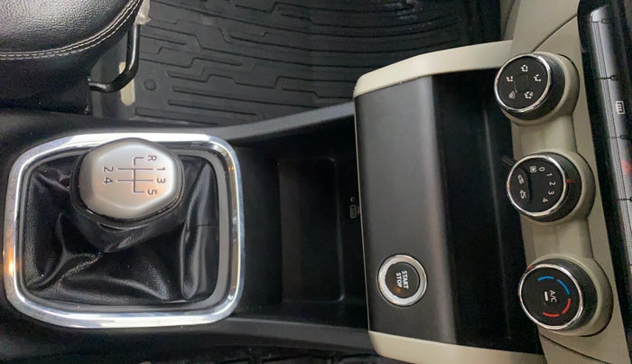 2020 Renault TRIBER RXZ, Petrol, Manual, 34,850 km, Gear Lever