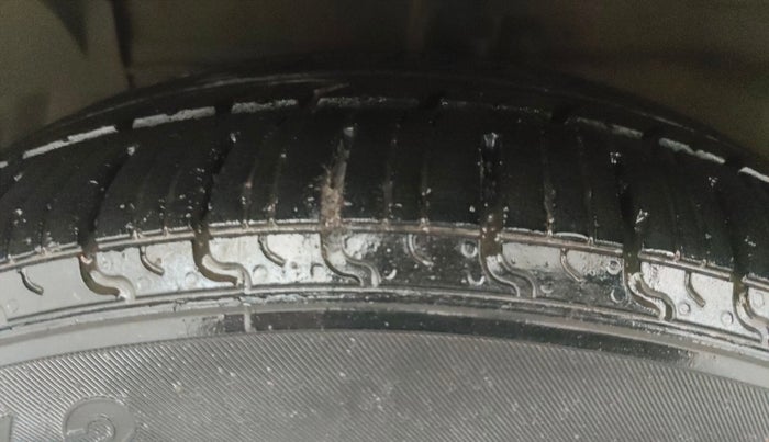 2018 Maruti Ciaz ZETA DIESEL 1.3, Diesel, Manual, 81,188 km, Left Front Tyre Tread