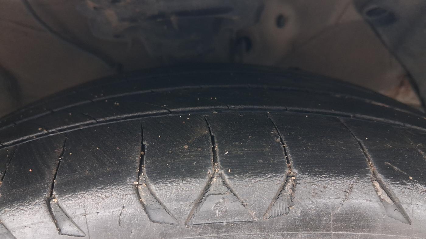 2016 Hyundai Verna 1.6 CRDI SX (O) AT, Diesel, Automatic, 1,07,866 km, Right Front Tyre Tread